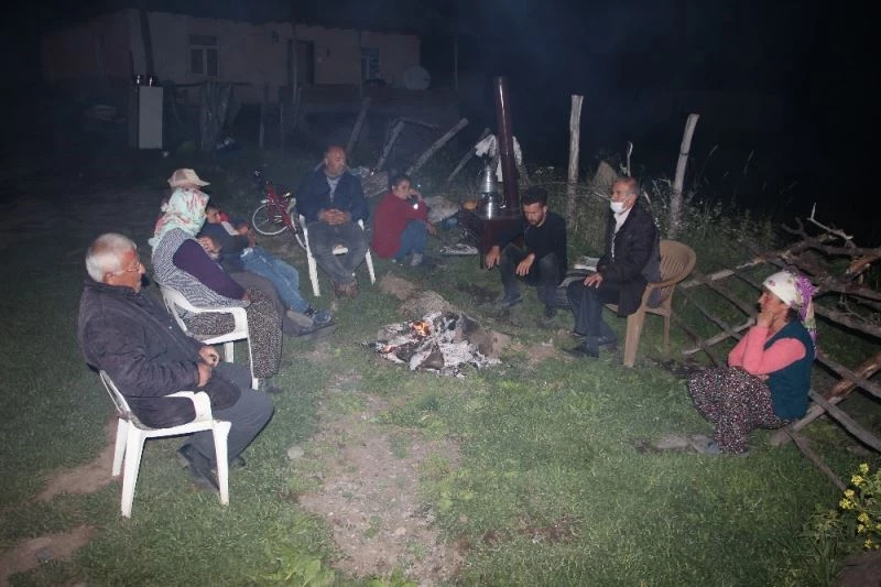 Bingöl’de depremzedeler yaktıkları ateşin başında zaman geçiriyor
