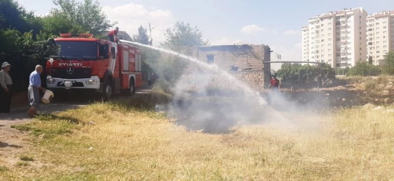 Anız yangını ikamete sıçramadan söndürüldü
