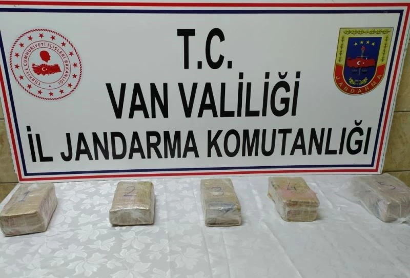 Gürpınar’da taşların arasında 3 kilo metamfetamin ele geçirildi
