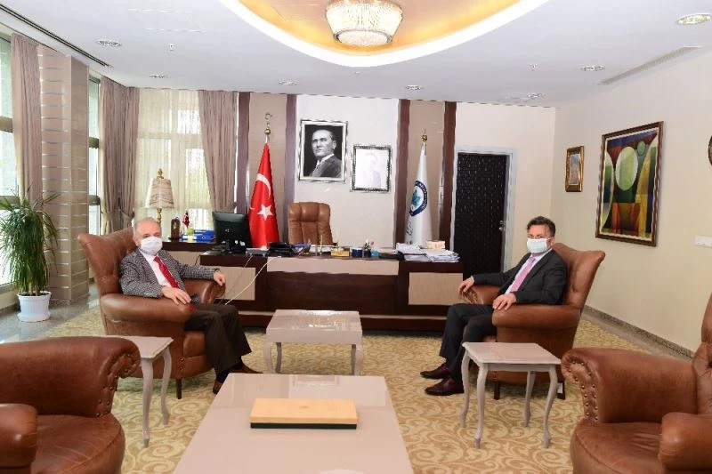 Vali Özdemir Çakacak’tan ESOGÜ Rektörü Prof. Dr. Kemal Şenocak’a veda ziyareti
