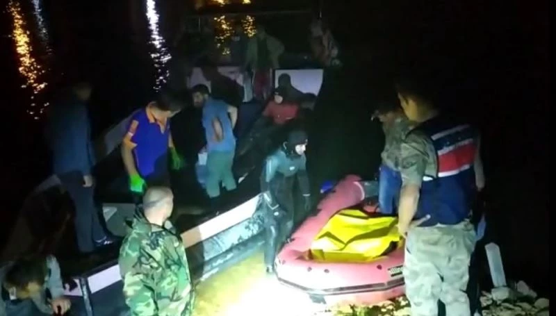 Erzincan ve Elazığ’dan gelen balık adamlar cesedi sudan çıkardı
