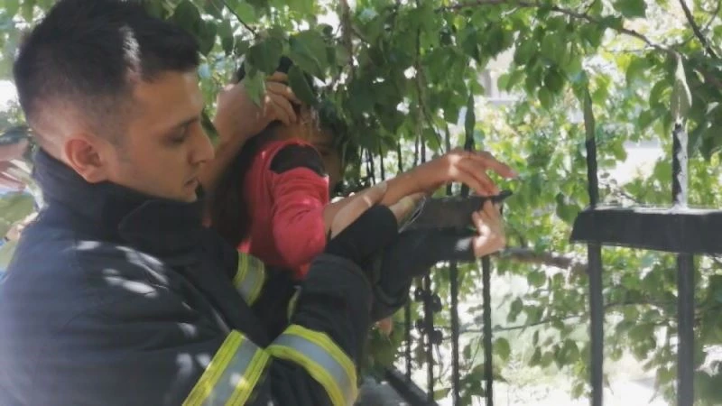 Küçük çocuk eline saplanan demirle hastaneye kaldırıldı
