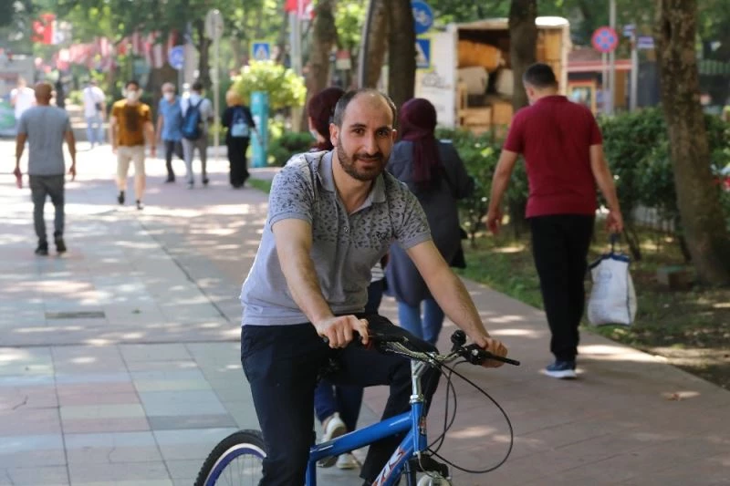 Kamerayı gören maskesini taktı

