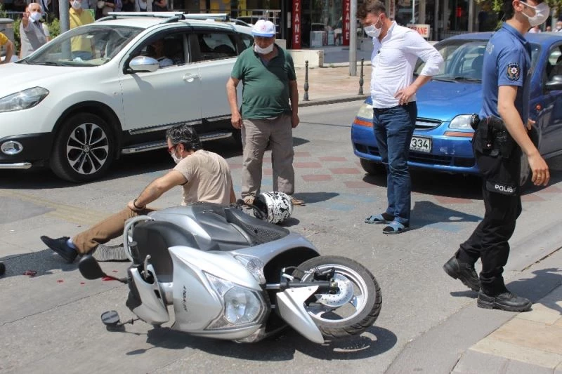 Otomobil kırmızı ışıkta bekleyen motosiklete çaptı; 1 yaralı
