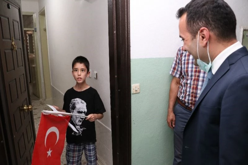 Kaymakam Çelik’ten minik Umutcan’a sürpriz
