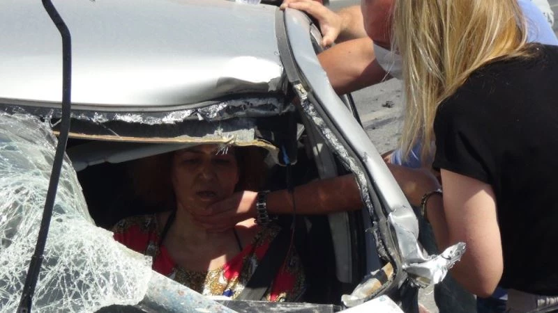 Demir profiller araca saplandı, yoldan tesadüfen geçen doktor aile hayata bağladı
