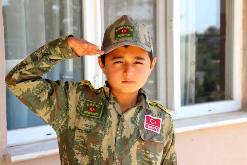 Kuzusu ve Türk bayrağıyla 23 Nisan şiiri okuyan çocuğa askerlerden hediye