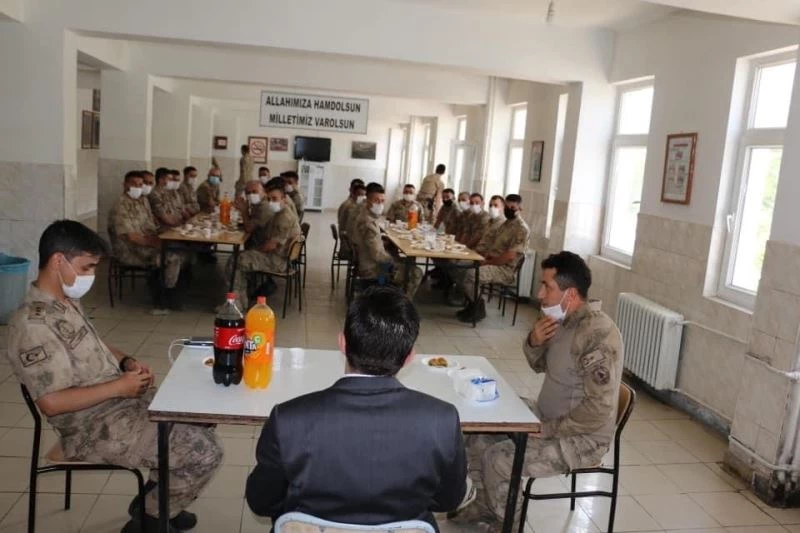 Kaymakam Köleoğlu’ndan askerlere ziyaret
