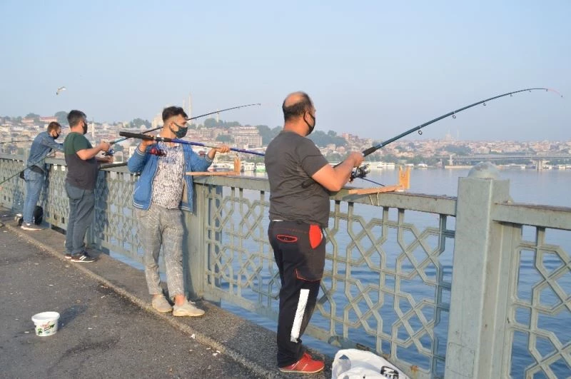 Balık tuttular, sosyal mesafe kuralına uydular
