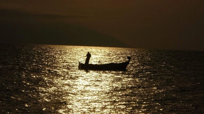 Gün batımında balıkçıların görüntüsü objektiflere böyle yansıdı
