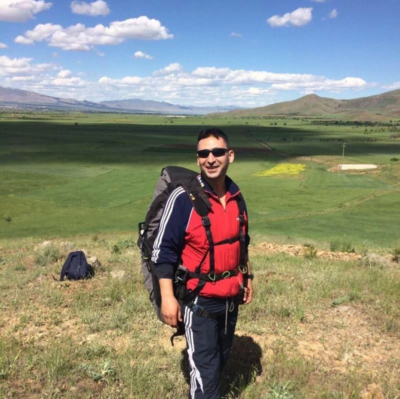 Paraşütle eğitim uçuşu yapan astsubay yere çakılarak hayatını kaybetti
