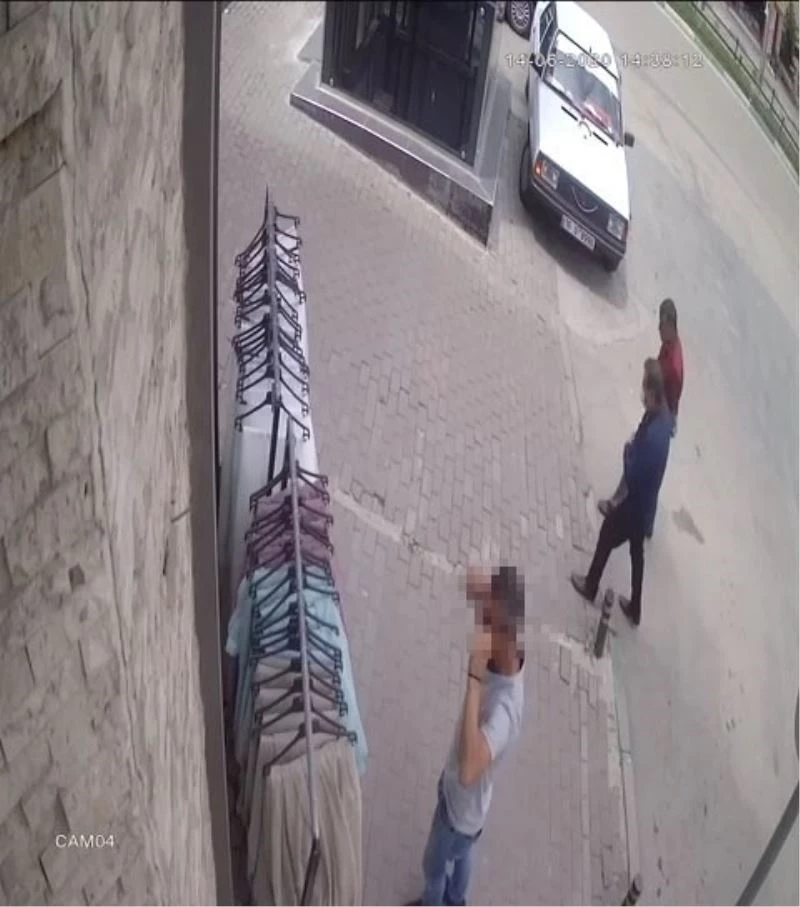 Onlarca insana aldırış etmeden perdeleri böyle çaldılar
