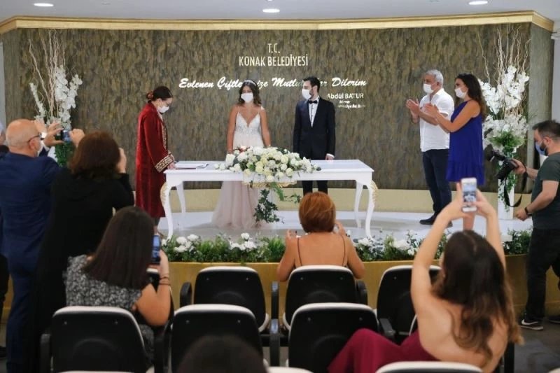 Konak’ta yeni normalleşmeyle ilk nikahlar kıyıldı
