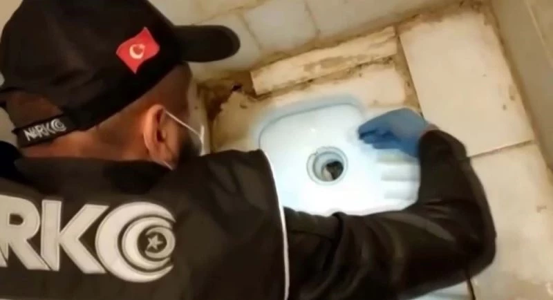 Tuvalete atılan uyuşturucuyu narkotik polisi buldu
