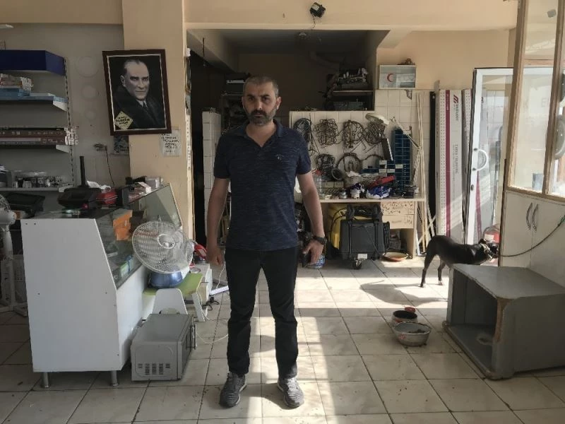 (Özel) Üsküdar’da hırsızlar elektrikçiyi soydu, dükkan içerisindeki köpek ise olayı şaşkınlıkla izledi
