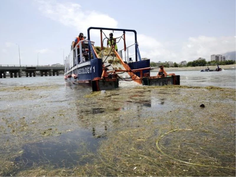 Boğaçayı deniz süpürgesiyle temizleniyor
