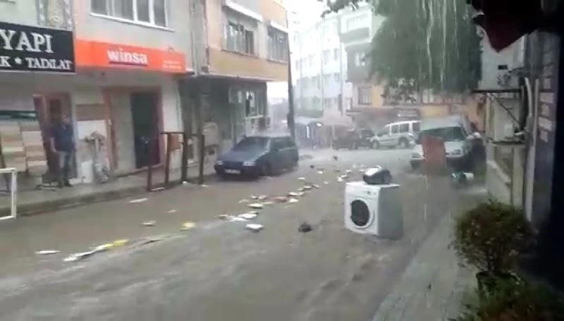 Bursa’da sel suları önüne ne kattıysa sürükledi...Bir kadın son anda kurtarıldı
