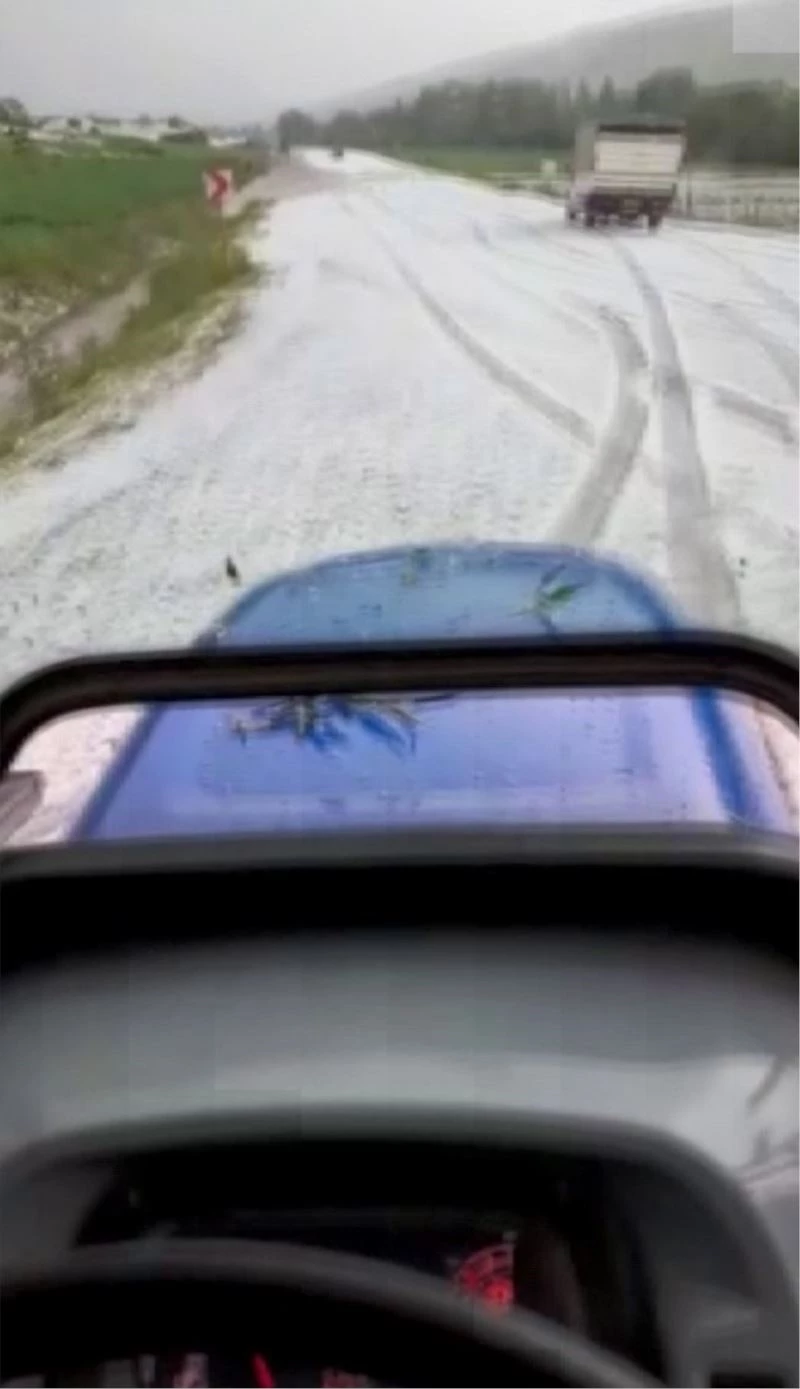 Fındık büyüklüğünde dolu yağdı, etraf beyaza büründü
