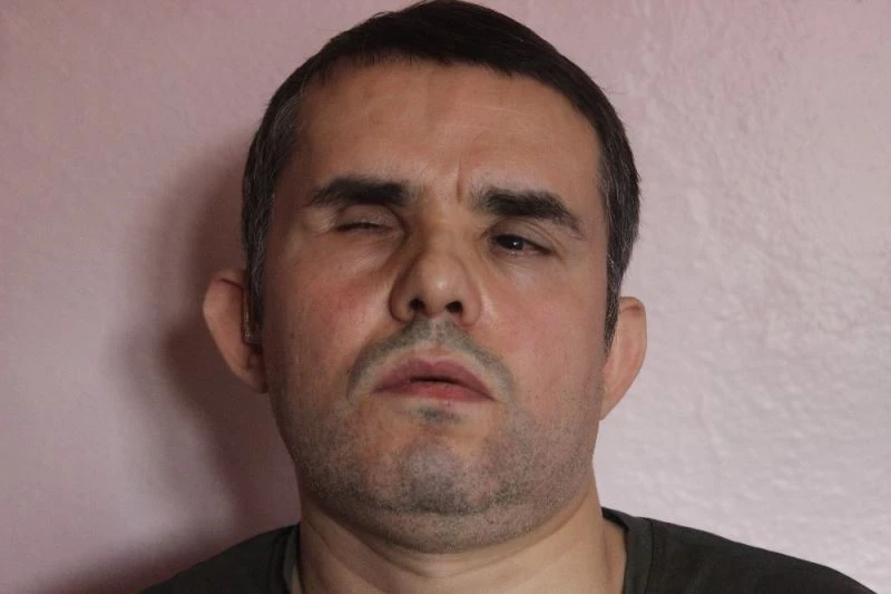 Görme engelli adam ayaklı nüfus kütüğü gibi
