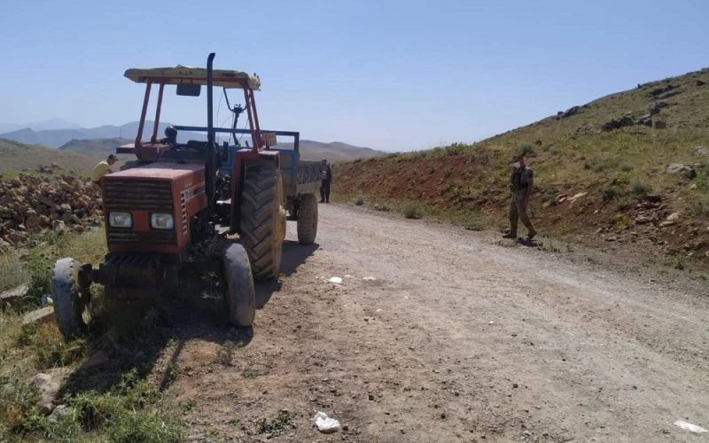 Yılanı ezmemek için ani fren yaptı, yanındakini yola savurdu
