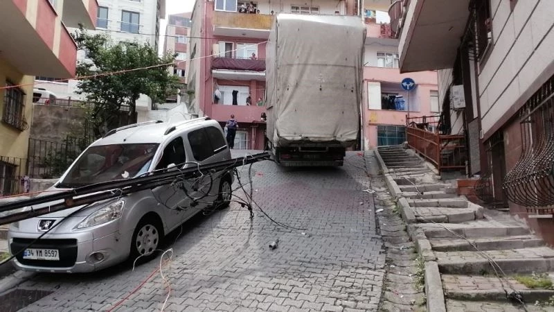 Sünger yüklü kamyon elektik diğerini araçların üzerine devirdi
