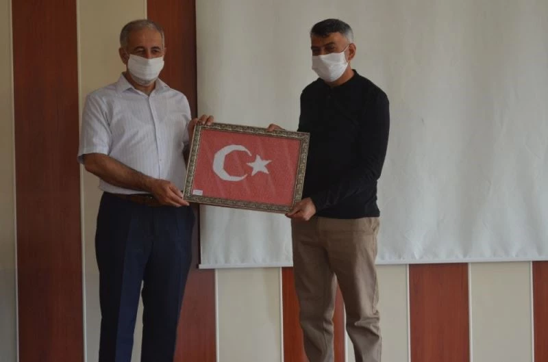 En güzel bayrağı yaptılar ödülü kaptılar
