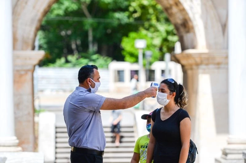 Maskesiz girişin yasaklandığı tarihi Kaleiçi semtinde ateş ölçümüyle giriliyor
