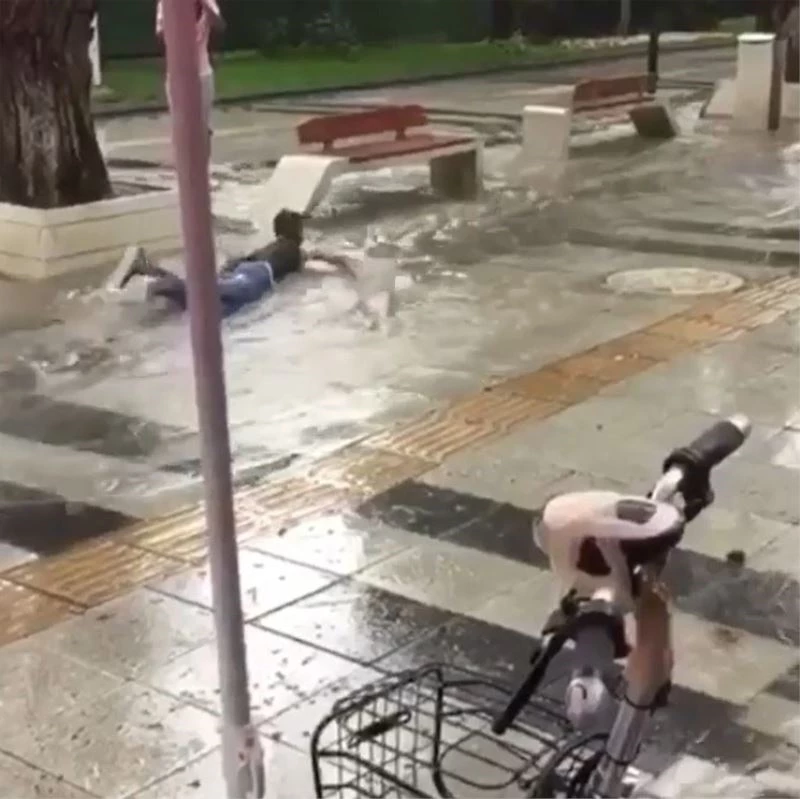 Sağanağın göle çevirdiği caddede yüzdü
