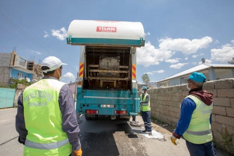 İpekyolu’ndaki çöp kutuları yıkanarak dezenfekte ediliyor
