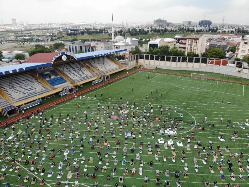 Bağcılar Mahmutbey Stadı’nda sosyal mesafeli cuma namazı drone ile görüntülendi
