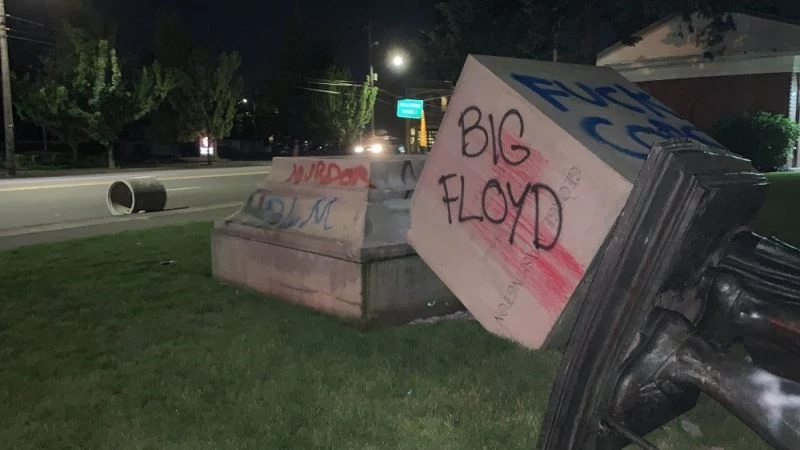 Portland’da göstericiler George Washington heykelini yıktı
