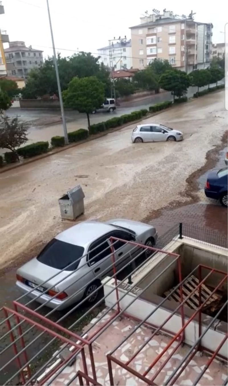 Sel araç tekerlerini ve kasaları sürükledi, tarım arazilerine zarar verdi
