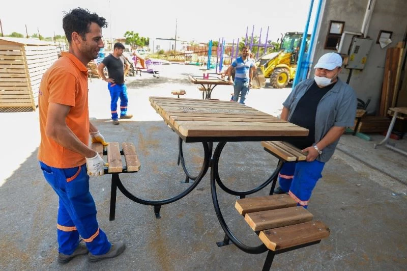 Sosyal mesafeli banklar parklarda yerini aldı
