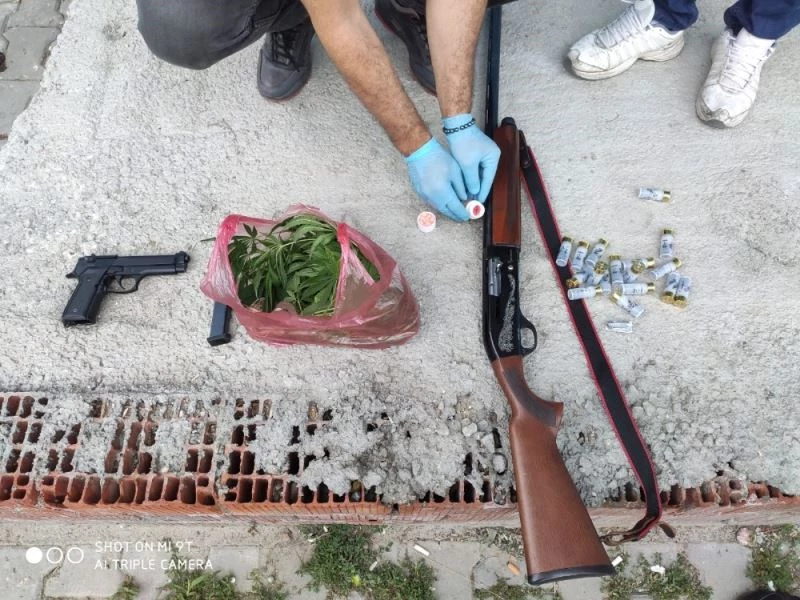 Sakarya’da sosyal medyaya ’ellerinde silahla video’ yükleyen 20 kişi gözaltına alındı
