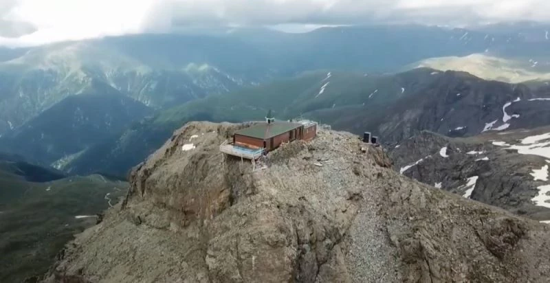 ’Uçurumdaki mescit’ ziyaretçilerini hayran bırakıyor
