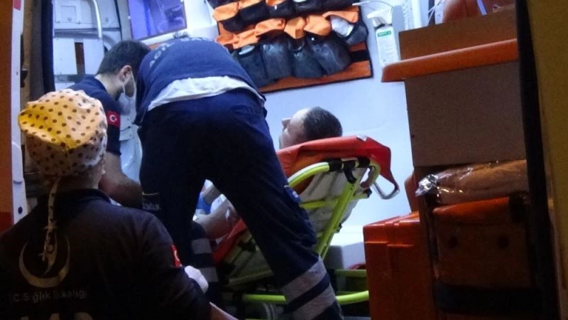 Bileklerini kestikten sonra dördüncü kattan atlamaya kalktı
