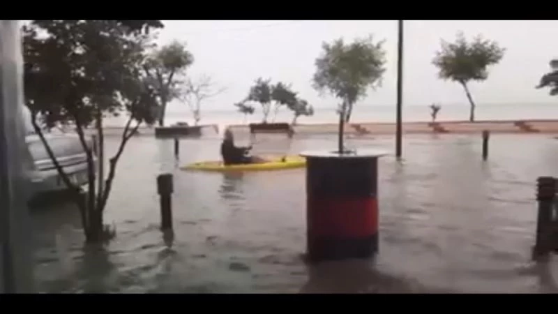 Su basan caddede kayıkla gezdi
