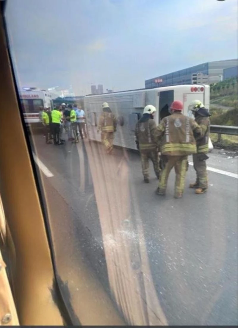 TEM HADIMKÖY GİŞELERİ EDİRNE İSTİKAMETİNDE BİR SERVİS MİNİBÜSÜ DEVRİLDİ. ÇOK SAYIDA YARALI VAR.
