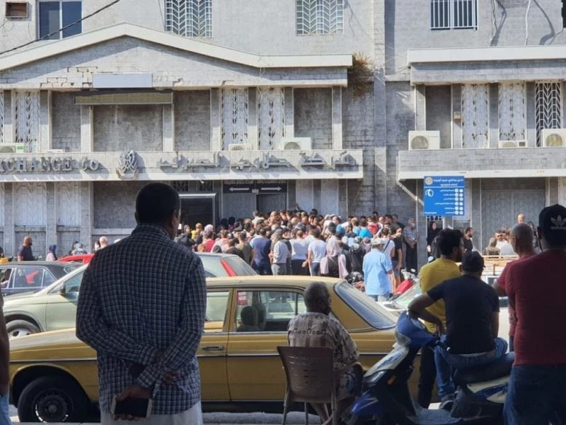 Lübnanlılar 200 dolar almak için döviz bürolarına akın etti
