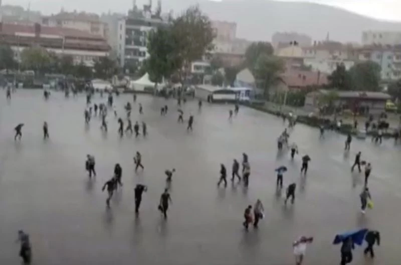 Aniden bastıran yağmur namaz kılan cemaate zor anlar yaşattı
