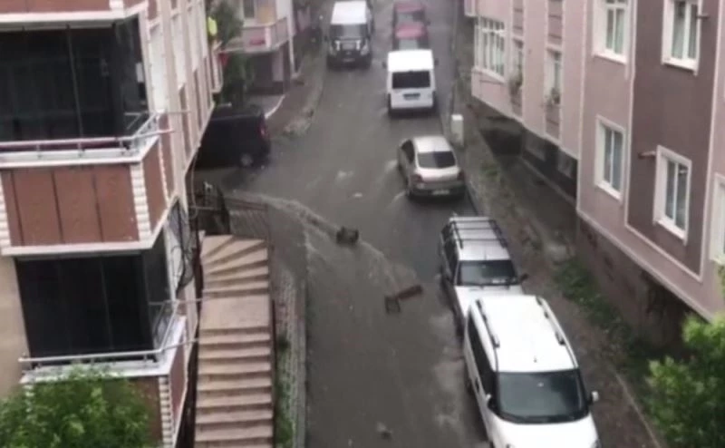 Pazar kasaları yağmurda böyle sürüklendi
