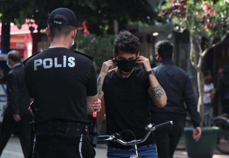 Polisi gören maskesine sarıldı
