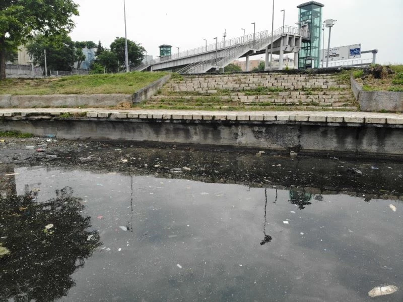 Samatya Sahil’deki çöp yığınlarına vatandaş isyan etti
