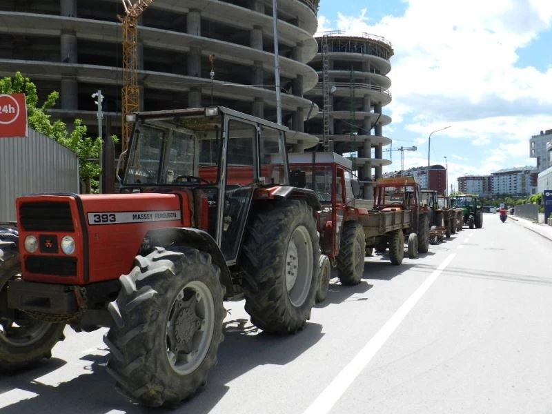 Kosova’da çiftçilerden traktörlü protesto
