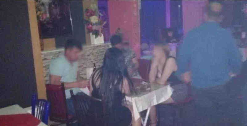 Eğlencede fiziki mesafeye korumadılar, ceza yediler
