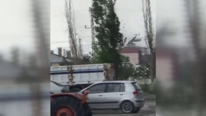 Kars’ta hortum binaların çatılarını uçurdu
