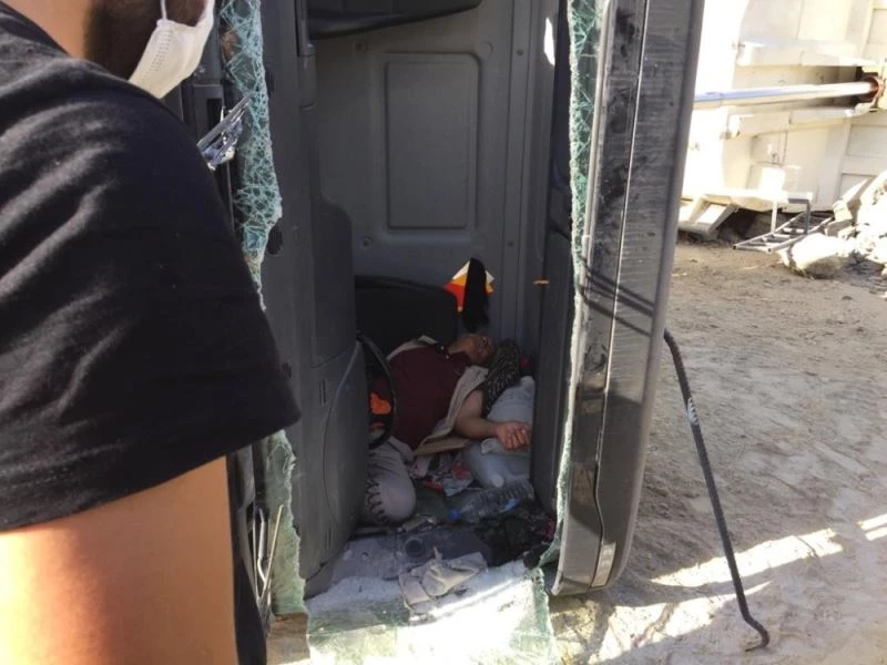 Kum boşaltan kamyon devrildi sıkışan sürücü yaralı olarak kurtarıldı
