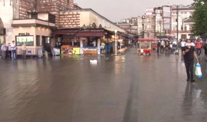 Eminönü’nde dükkanları su bastı
