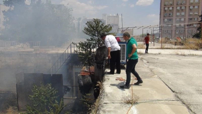 Çocuklar tarihi handaki çöp yığınını ateşe verdi
