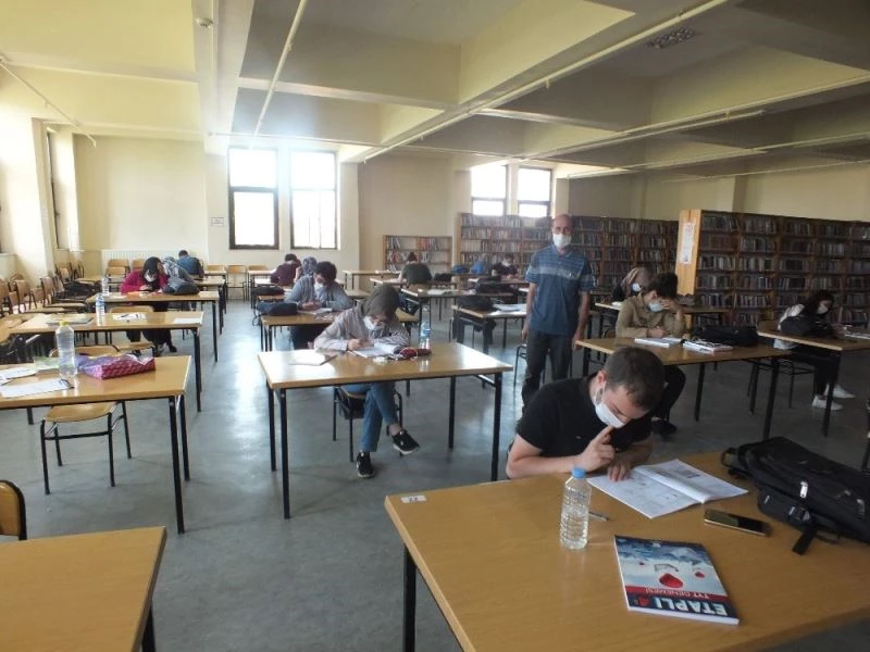 Malazgirtli gençler üniversite sınavına kütüphanede hazırlanıyor
